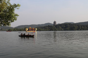 Barque sur le lac de l’Ouest à Hangzhou, Chine	