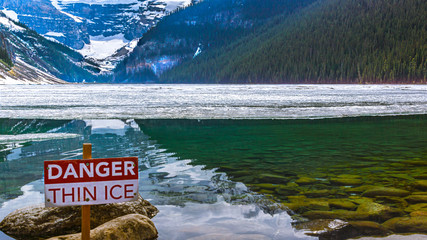 Warnung: Dünnes Eis am Lake Louise in Kanada
