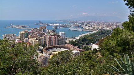 Fototapeta na wymiar Vista general de Málaga con la plaza de toros y el puerto