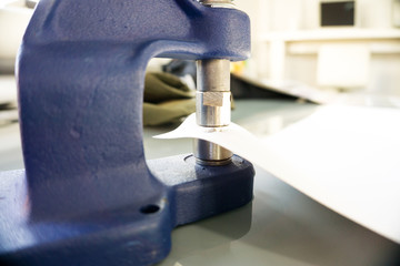 Assemble the advertising banner with the eyelet press