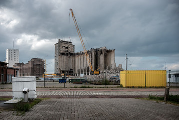 Obraz premium Old grain warehouse being demolished to make way for an extension of the Antwerp ringway.