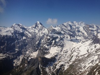 Fototapeta na wymiar Schneebedeckte Berggipfel in den zentralschweizer Alpen 2015