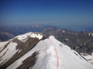 Schneebedeckte Berggipfel in den zentralschweizer Alpen 2015