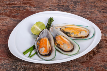 Half mussels with lime and pepper