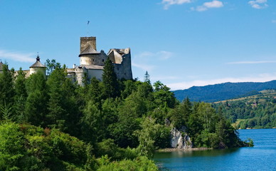 Fototapeta na wymiar Castle on the lake Czorsztyn, Niedzica Castle also known as Dunajec Castle