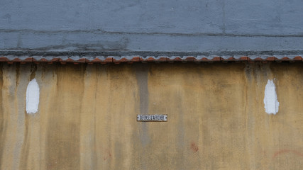 une mur avec panneau : défense d'afficher