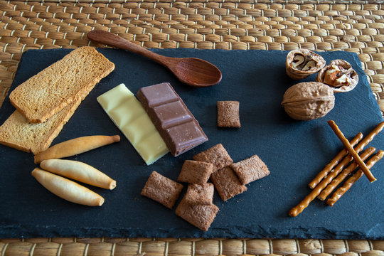 Pan y chocolate sobre plato de pizarra y mantel de mimbre hecho a mano.