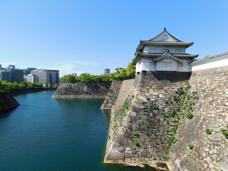大阪城の西外堀と千貫櫓(せんがんやぐら,重要文化財)