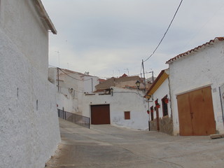 Fototapeta na wymiar Vistas de las calles de Alcudia de Monteagud y su famoso Atalayón, en Almería