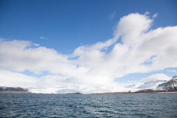 Lengua de glaciar desembocando en el mar y el Archipiélago de Svalbard en el Artico