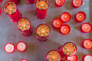 red candles to remember deceased loved ones