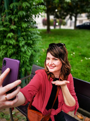 joven mujer haciendose un selfie en un parque