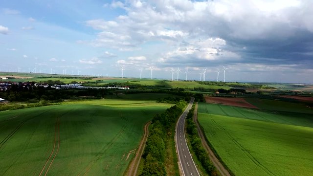 Landschaft mit Windturbinen (Donnersbergkreis, in der nahe Kirchheimbolanden). 