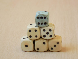 Dados viejos colocados en orden uno sobre otro