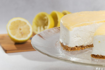 Cold lemon cake with cookies, lactose-free