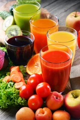 Schilderijen op glas Glasses with fresh organic vegetable and fruit juices © monticellllo