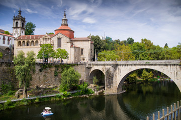 Iglesia de Sao Gonzalo de Amarante con el puente de Sao Gonzalo sobre el río Támega, en Portugal