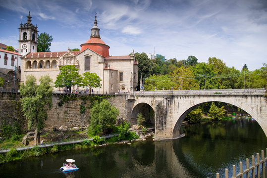 Iglesia de Sao Gonzalo de Amarante con el puente de Sao Gonzalo sobre el r&iacute;o T&aacute;mega, en Portugal