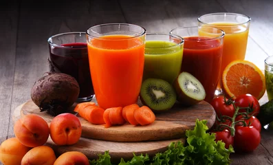 Rolgordijnen Glazen met verse biologische groente- en fruitsappen © monticellllo