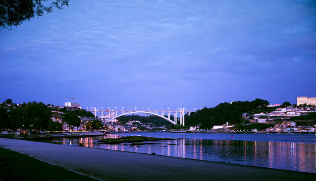 Atardece sobre el r&iacute;o Duero con un puente al fondo en Oporto, Portugal