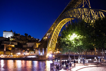 Puente metálico Don Luis I sobre el río Duero iluminado por la noche en Oporto, Portugal