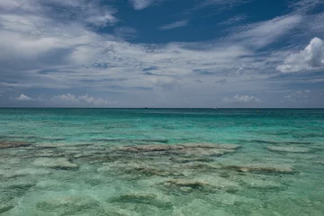 Photo sur Plexiglas Plage de Seven Mile, Grand Cayman Crystal clear waters and pinkish sands on empty seven mile beach on tropical carribean Grand Cayman Island