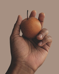 Mão e fruta .3