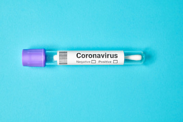 Obraz premium Swab sample on coronavirus Covid 19 in medical tube on blue background.