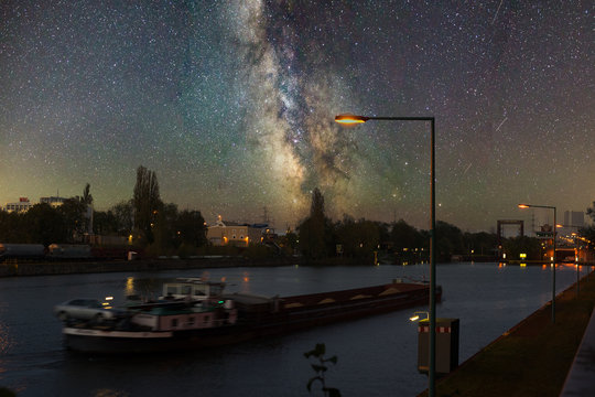 Kanal mit Milchstrasse