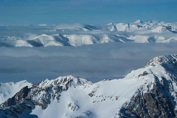 Fototapeta na wymiar Panorámica aérea de la cordillera Cantábrica nevada en el mes de enero