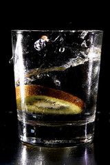 Tranche de kiwi qui plonge dans l'eau