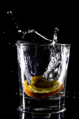 Tranche de kiwi qui plonge dans l'eau