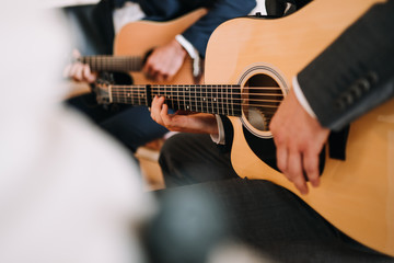Obraz na płótnie Canvas photo of a man playing on the guitar