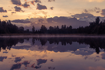 Lake Matheson bei Sonnenaufgang mit Blick auf den Mount Cook/Aoraki beim Fox Glacier mit der perfekten Spiegelung