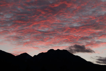 tramonto con cielo rosso