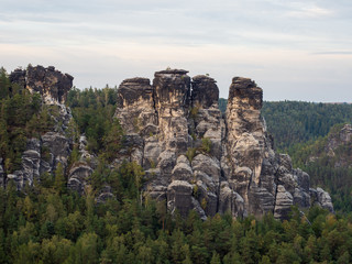 Fototapeta na wymiar Felsformation im Eldsandsteingebirge in der Sächsischen Schweiz