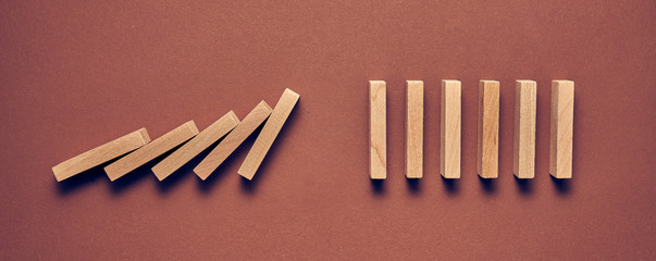 Biznesowa koncepcja drewniane klocki ułożone w konceptualnym wizerunku