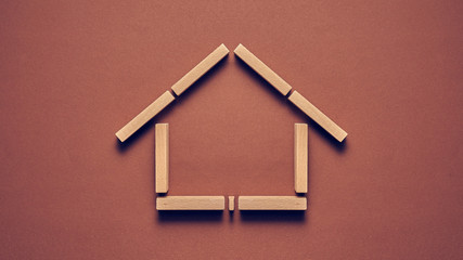 Biznesowa koncepcja dom z drewnianych klocków ułożony w konceptualnym wizerunku - obrazy, fototapety, plakaty
