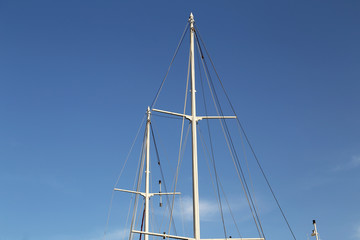 Obraz premium White yacht masts against the blue sky