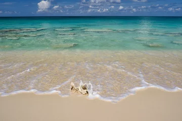 Fototapete Seven Mile Beach, Grand Cayman Kristallklares Wasser und rosafarbener Sand am leeren sieben Meilen langen Strand auf der tropischen Karibikinsel Grand Cayman