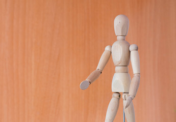 Maniquí de madera sobre fondo de madera. 