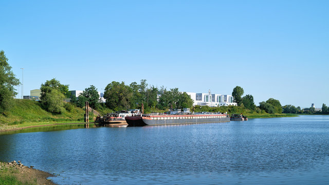 Frachtschiff am Ufer der Elbe in einem Industriegebiet in Magdeburg 
