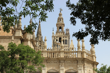 Fototapeta premium Giralda de Sevilla, la torre campanario de la catedral de Santa María de la Sede de la ciudad de Sevilla (Andalucía)