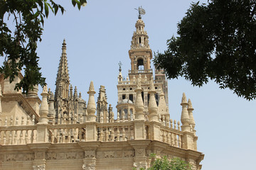 Fototapeta na wymiar Giralda tower in Seville, bell tower of the cathedral