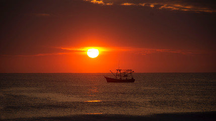 Obraz premium The sun in boat