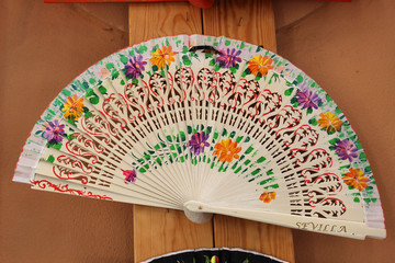 Abanico típico español con decoración floral - obrazy, fototapety, plakaty