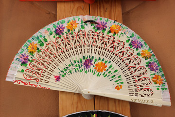 Abanico típico español con decoración floral