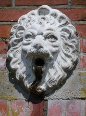 Löwenkopf-Skulptur