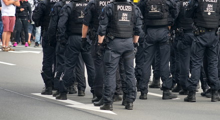 Polizeiaufgebot in schwarzer Uniform auf einer Corona-Demo