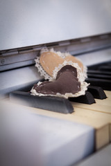 fabric stitched heart on piano,сшитое из ткани сердце на пианино,chocolate, food, dessert, cake, sweet, delicious, brown, candy, snack, cream, white, caramel, cocoa, pie, sugar, plate, gourmet, bar, 
